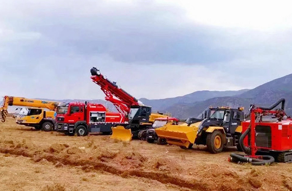 徐工參與空地聯(lián)合營救滅火、“孤島”救援、堰塞湖險情處置等實戰(zhàn)演練。