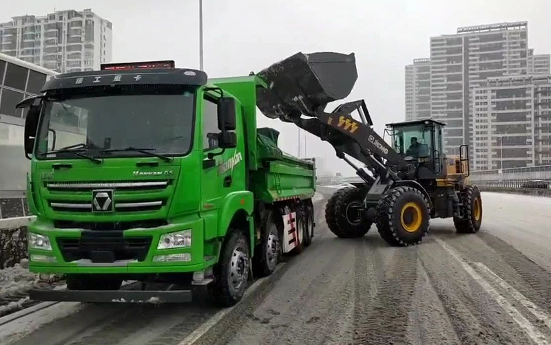 除雪保暢通，徐工汽車在行動