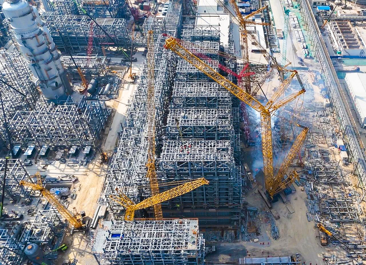 總重9000噸！XGC12000助力大型石化乙烯項(xiàng)目對(duì)流段模塊吊裝