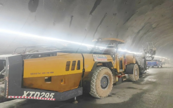 高壓高海拔！徐工鑿巖臺(tái)車挑戰(zhàn)高難度鐵路隧道