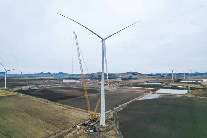 高空之巔，再鑄榮光！XLC18000M助力大型風(fēng)電場(chǎng)首臺(tái)185米風(fēng)機(jī)成功吊裝