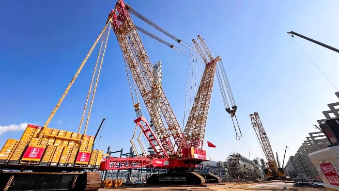全球首臺(tái)問(wèn)世的4000噸履帶式起重機(jī)，再創(chuàng)國(guó)內(nèi)吊裝新紀(jì)錄！