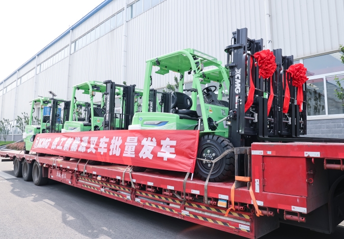 徐工鯤鵬系列電動平衡重叉車，再掀浦東貨運站高效物流新篇