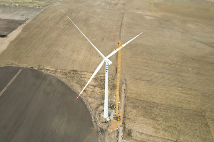 高空之巔，再鑄榮光！XLC18000M助力大型風(fēng)電場(chǎng)首臺(tái)185米風(fēng)機(jī)成功吊裝