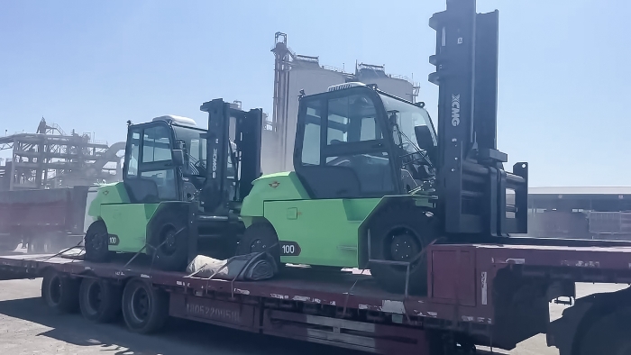 從室內(nèi)到室外，24小時(shí)不停歇！徐工孔雀叉車扎根新疆鋼材廠