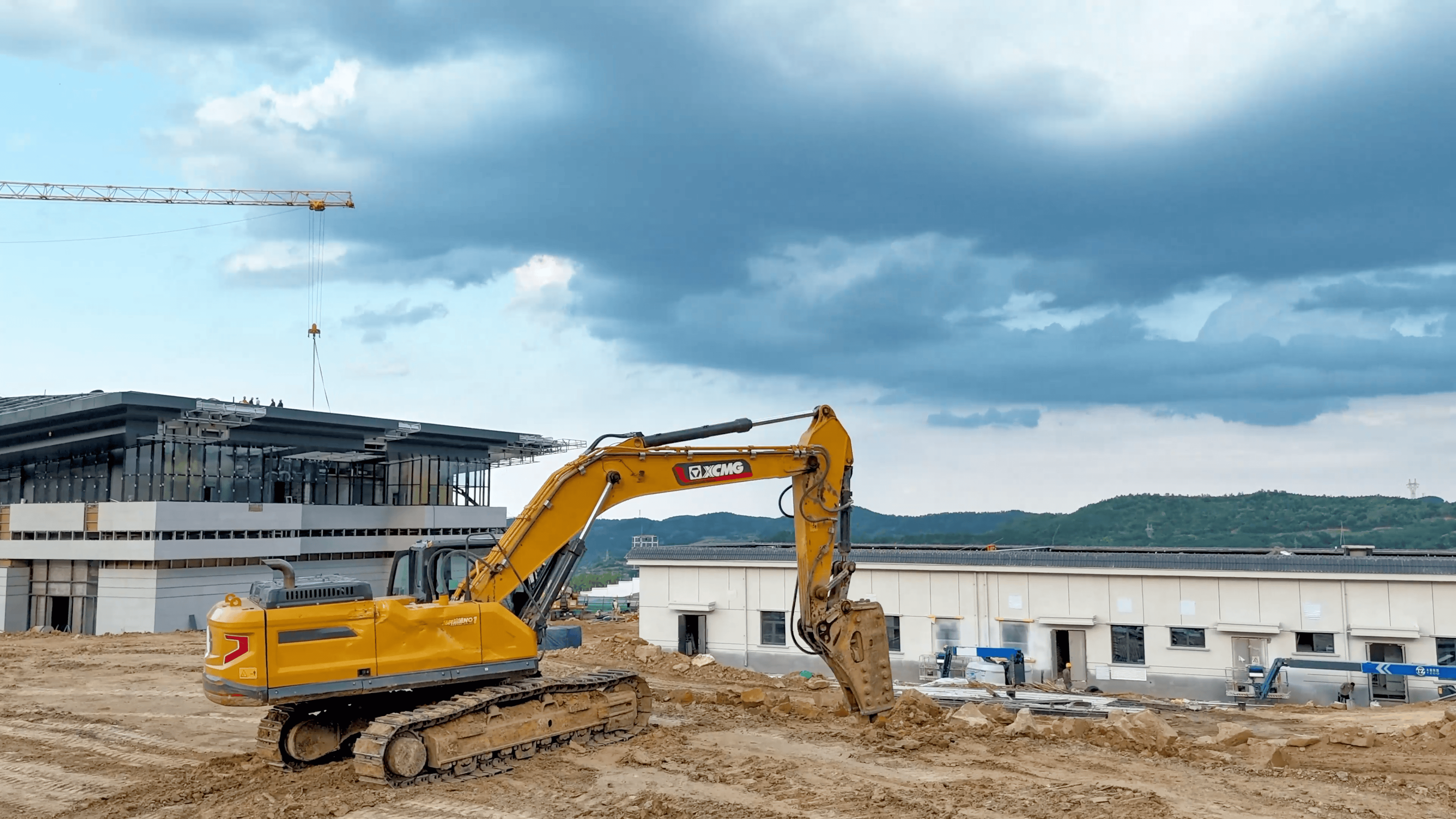 破塬開路！徐工挖機(jī)助力宜君高鐵樞紐建設(shè)