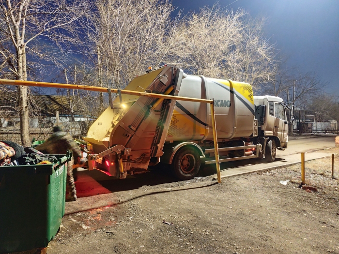 徐工后裝壓縮式垃圾車助力阿斯塔納：高效環(huán)保，助力城市清潔