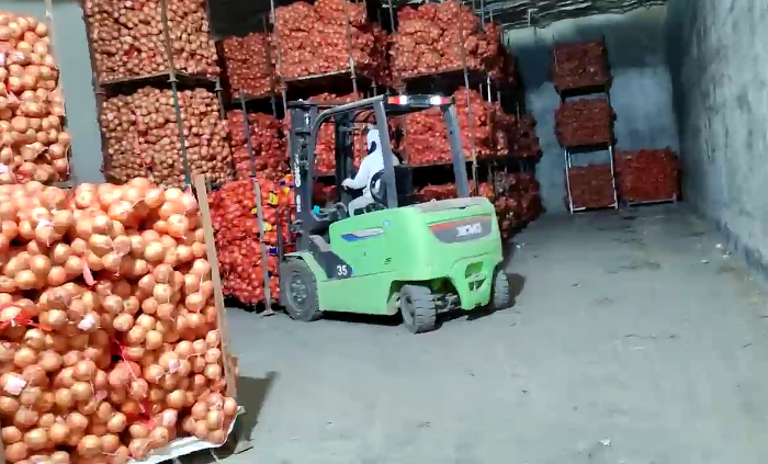 徐工鯤鵬系列新能源叉車，為食品冷庫(kù)工廠注入綠色動(dòng)能