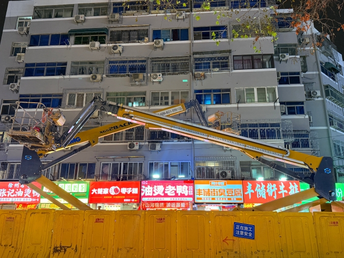穿街過巷的“改造藝術家”！徐工電動直臂高空作業(yè)平臺精準施技豐儲街改造